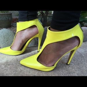 High-heeled shoes